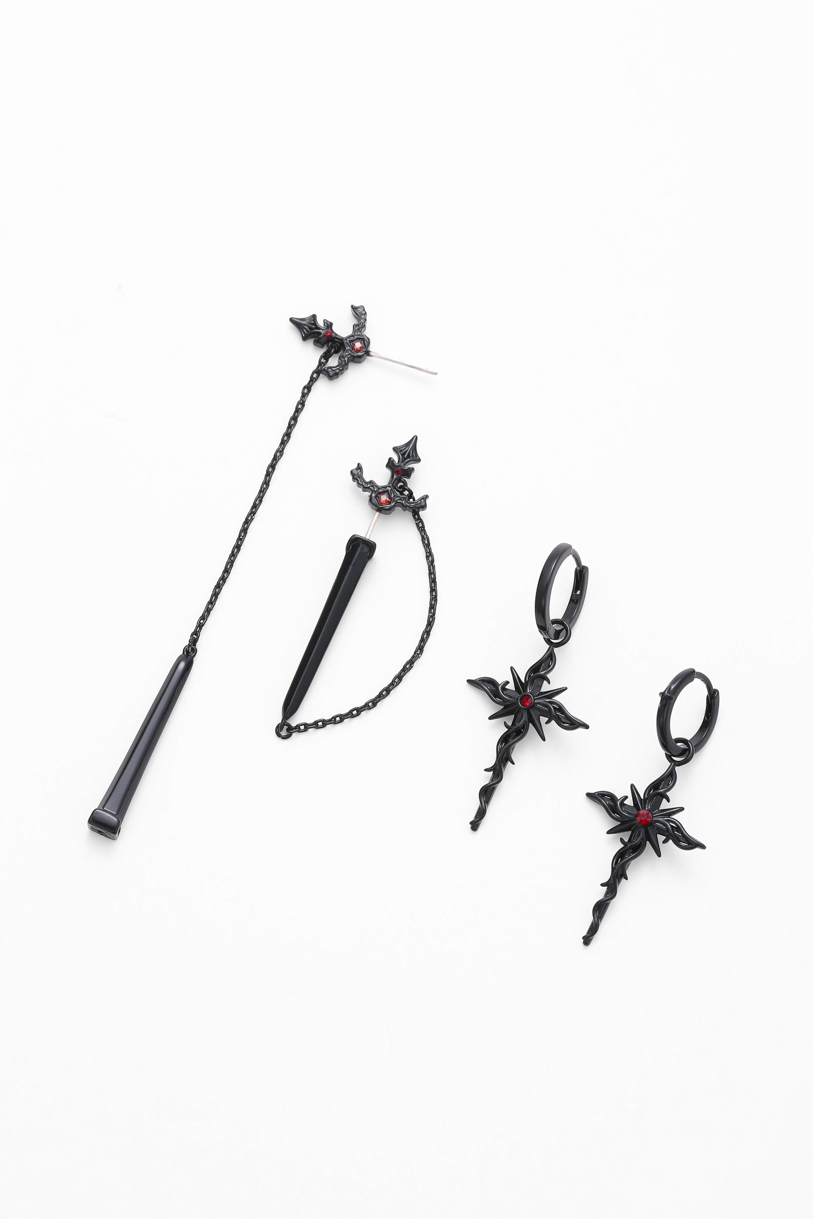 Black mythic earrings – detail view