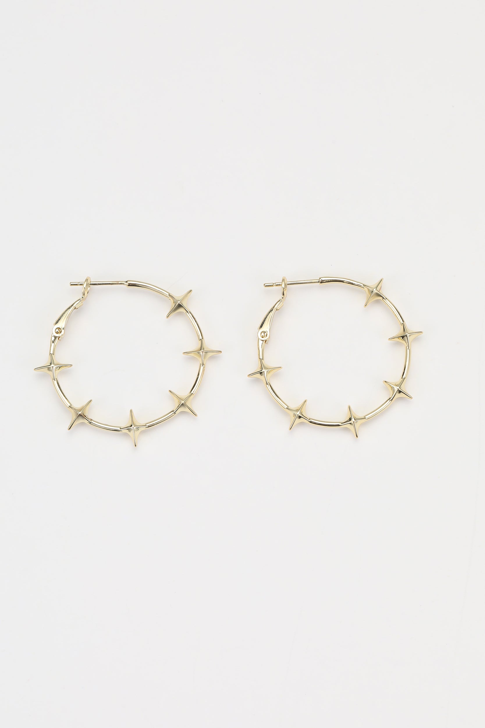 Gold flare earrings – detail view