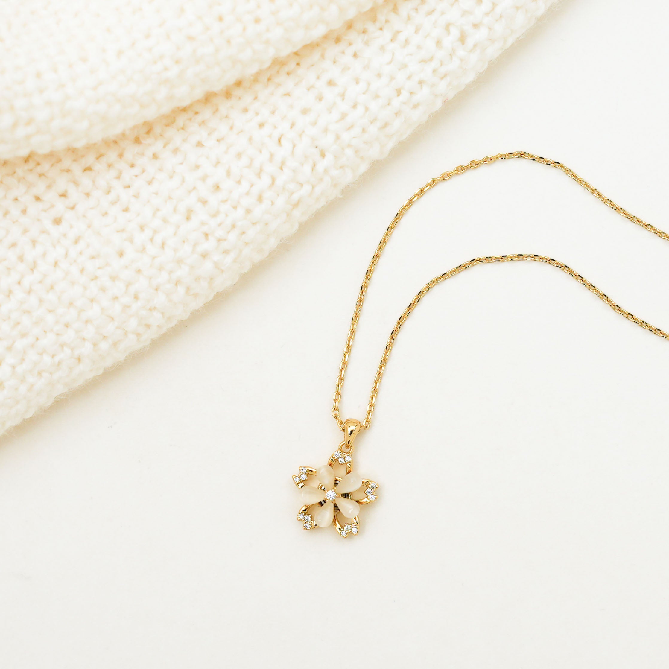 Spinning Golden Flower Necklace
