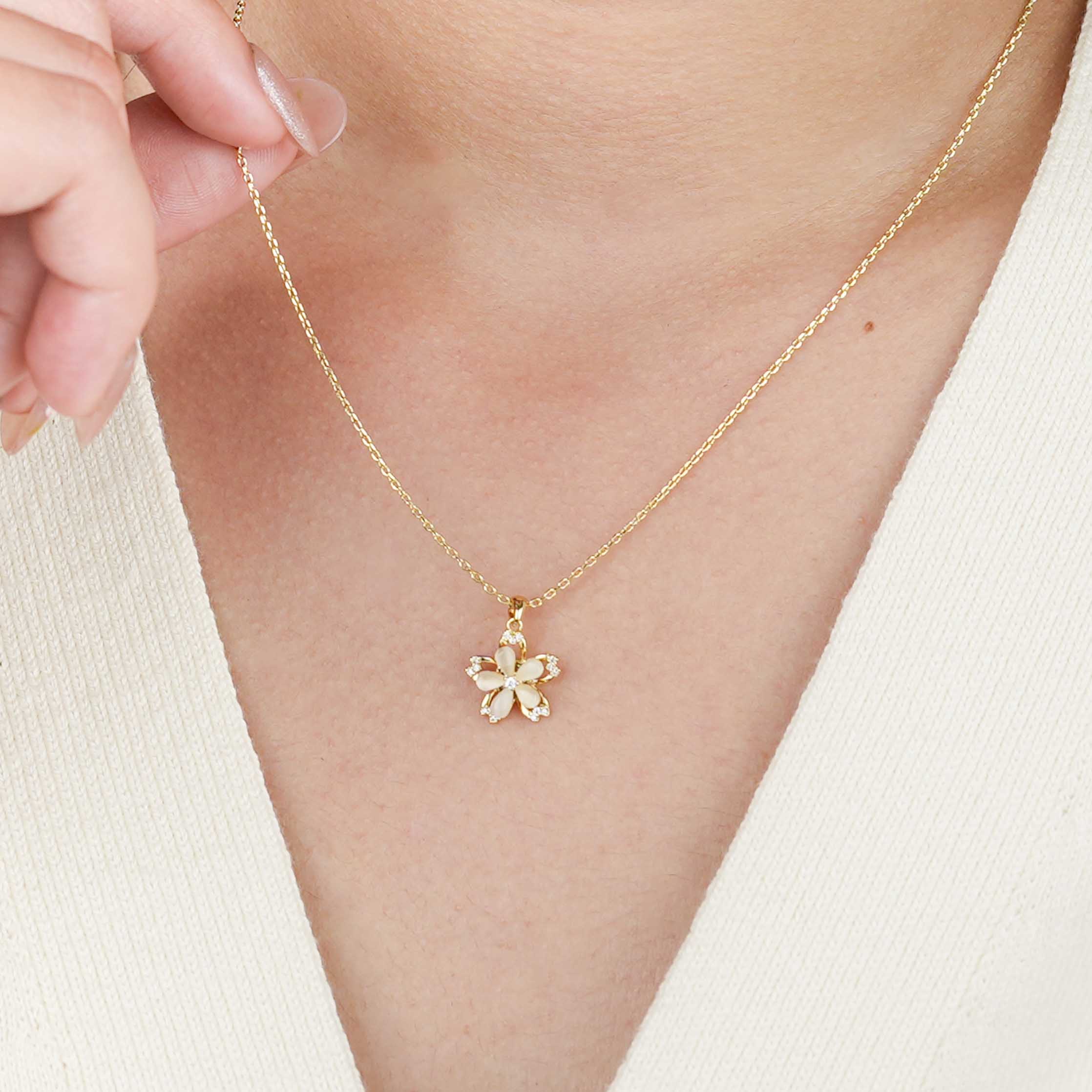 Spinning Golden Flower Necklace