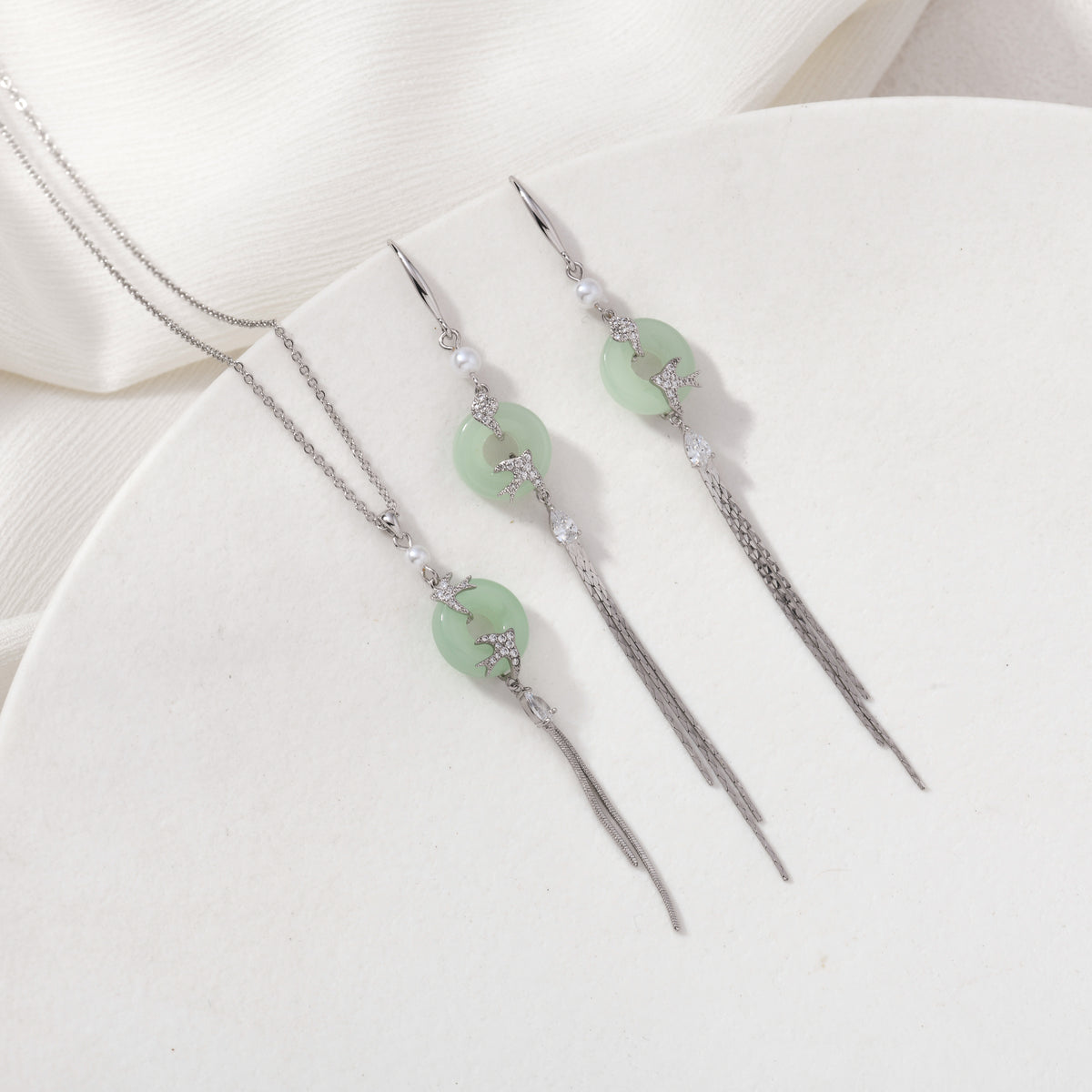 Silver imitation jade bird necklace – detail view