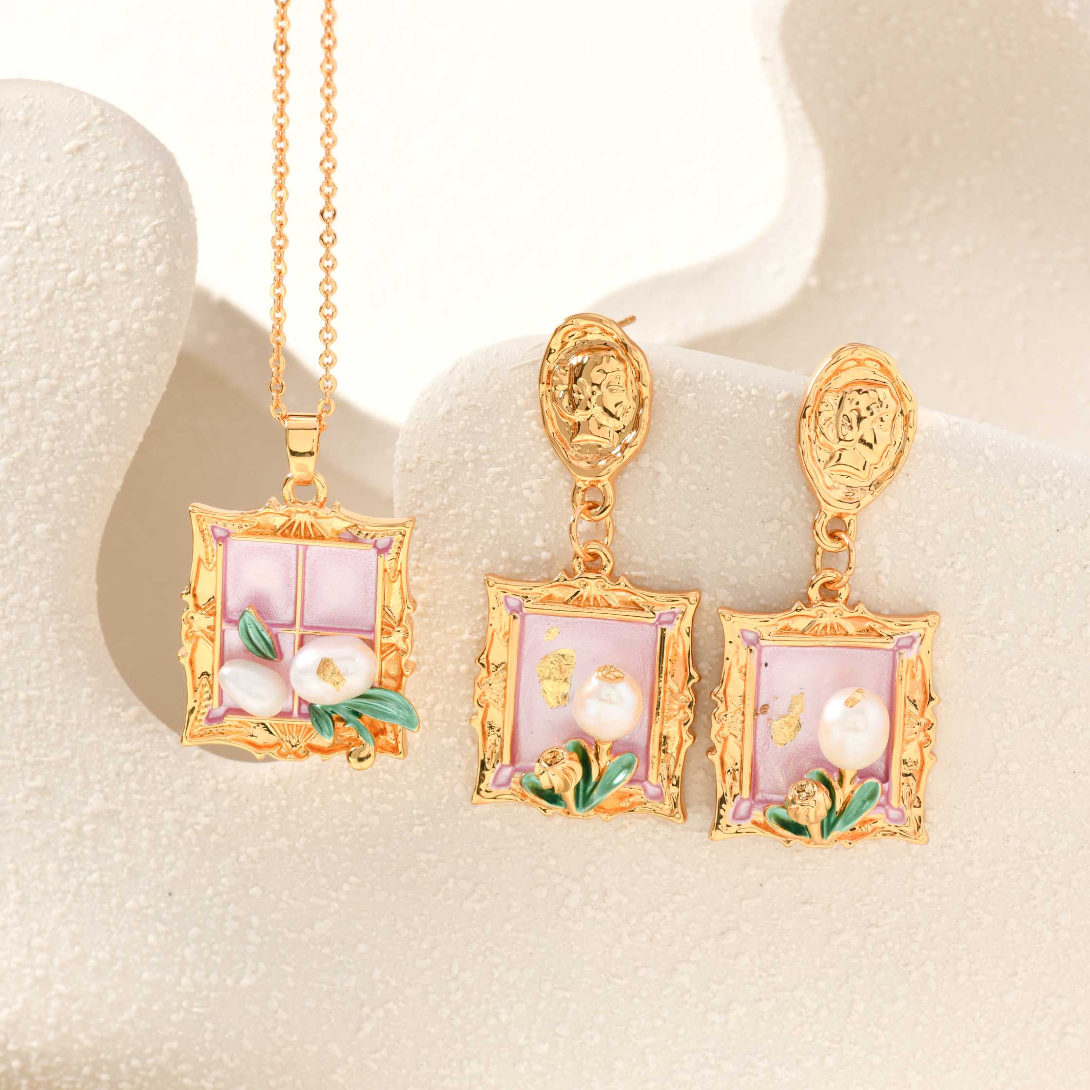 Agatha Frame Necklace