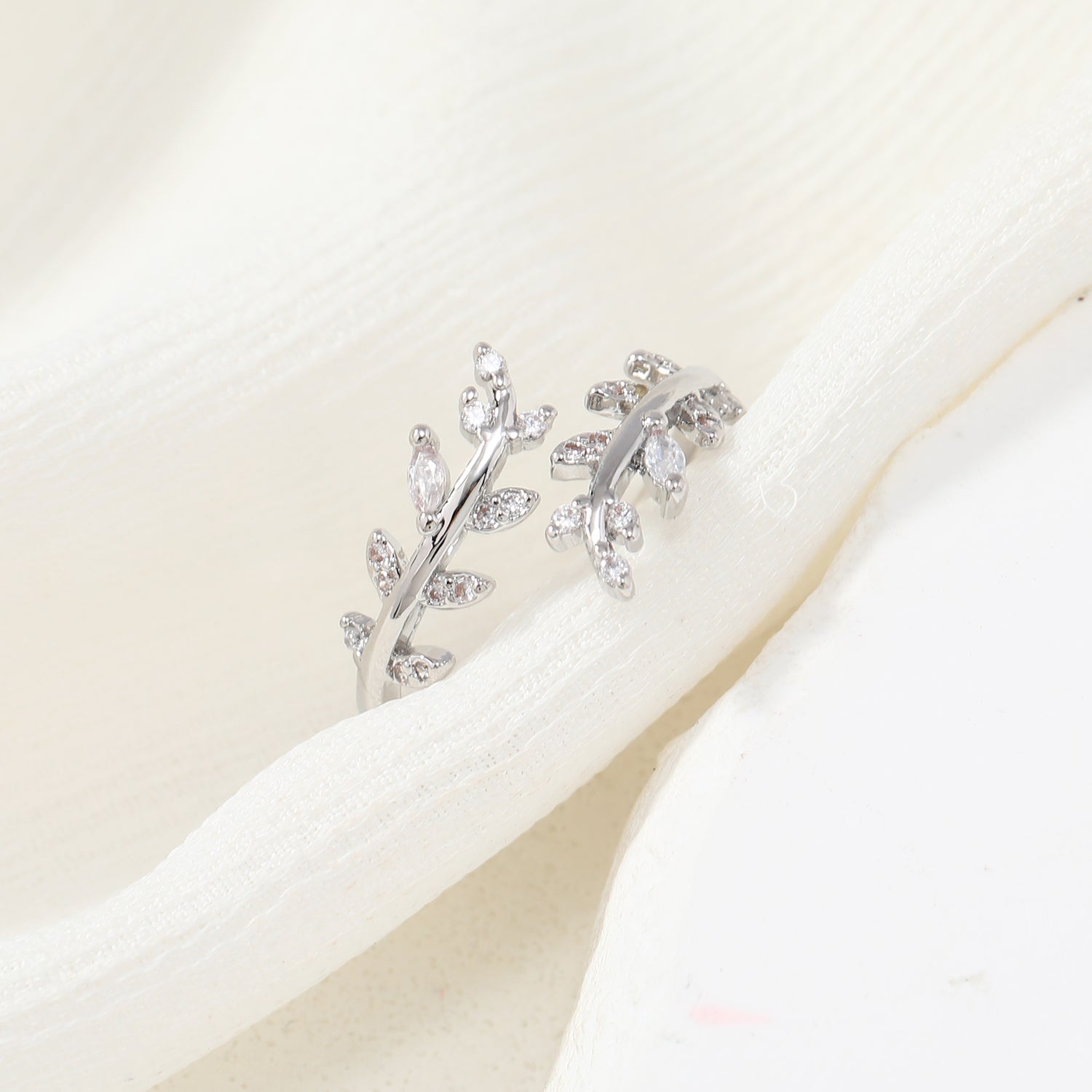 Dazzling Leaf Ring