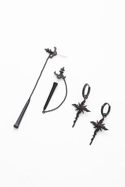 Black mythic earrings – detail view