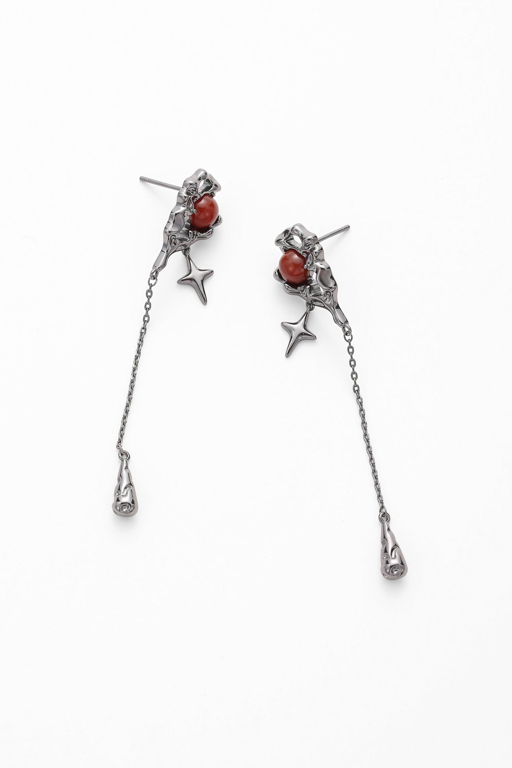 Black mars earrings – detail view