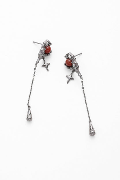 Black mars earrings – detail view