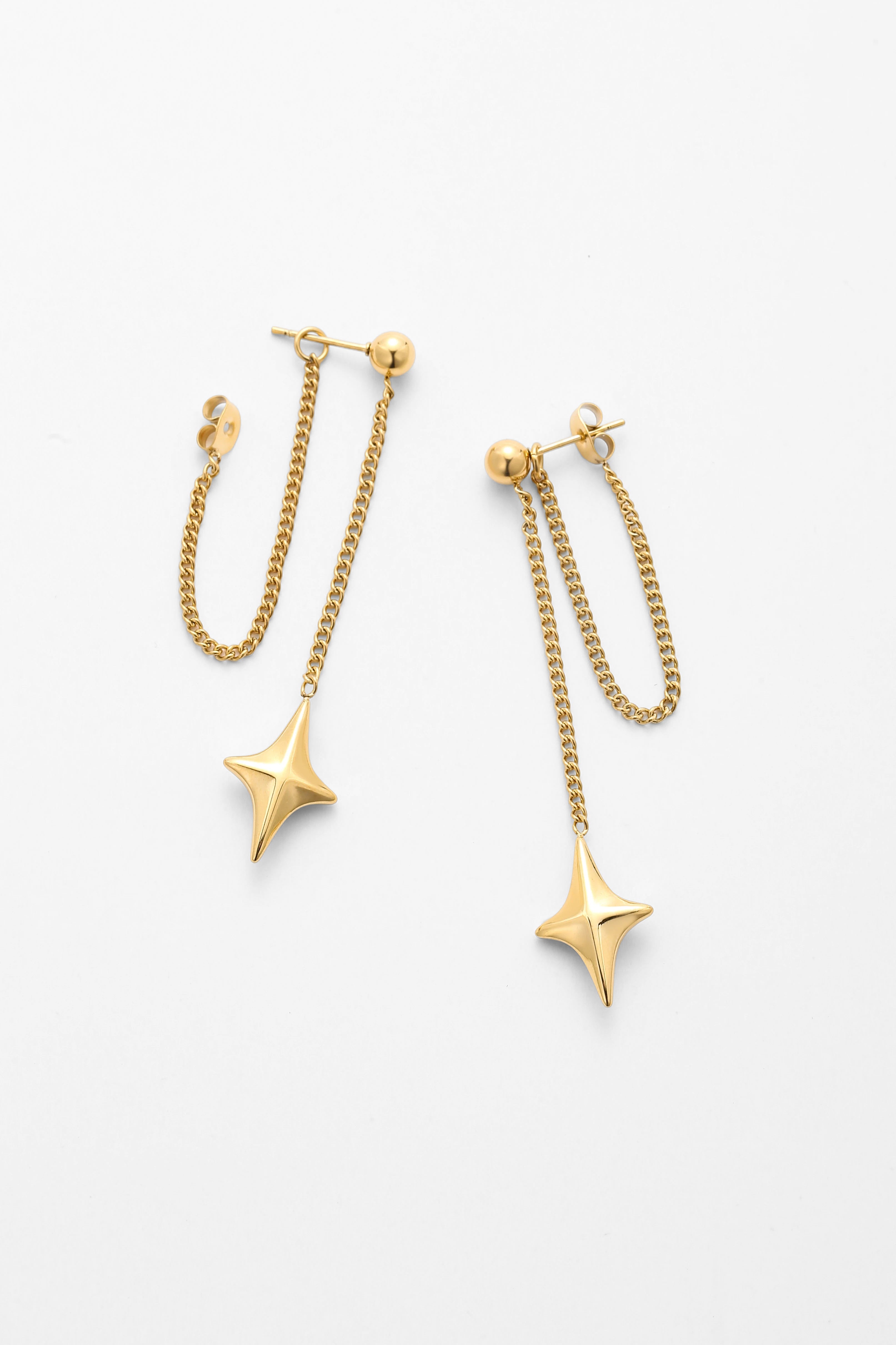 Gold asteri earrings – detail view