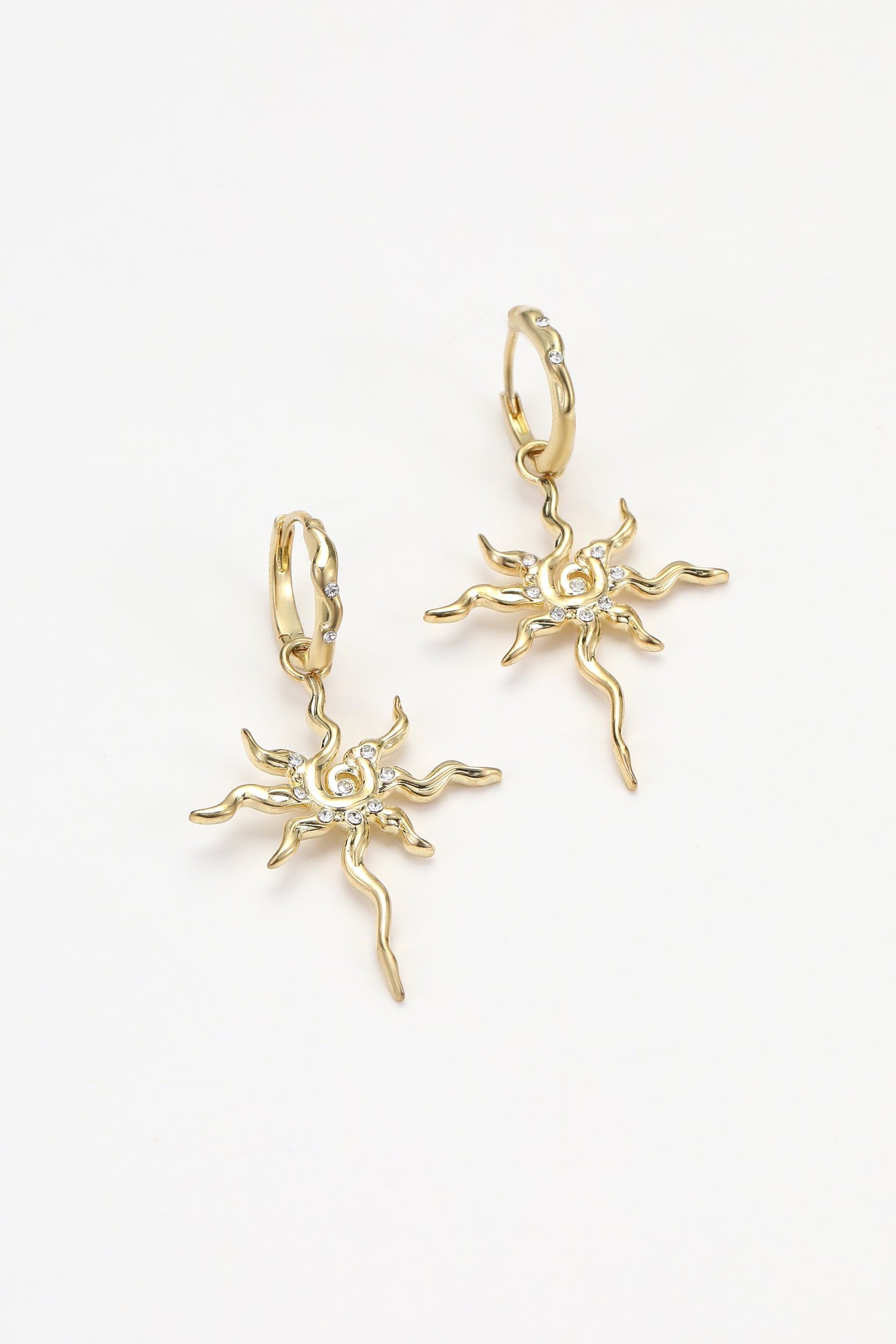 Gold soln earrings – detail view