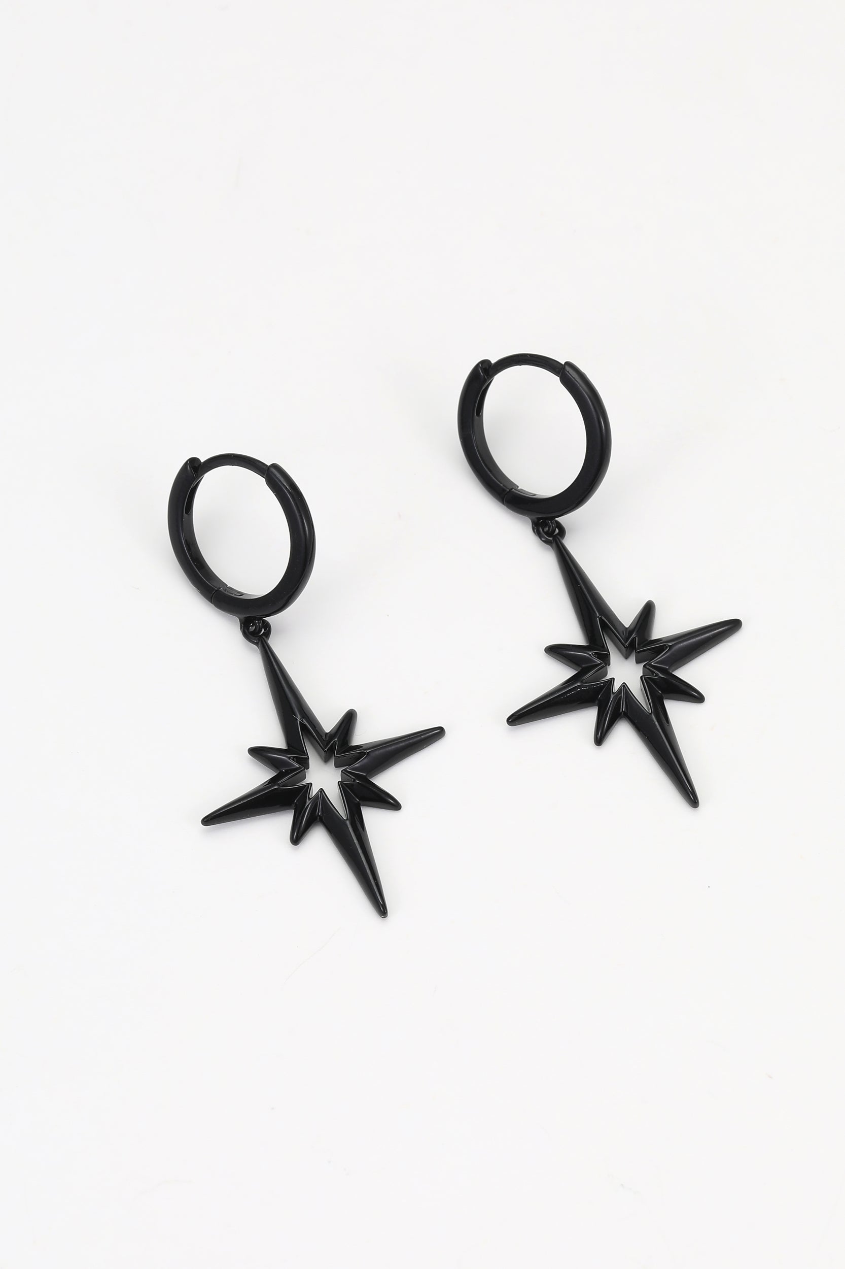 Black obryx earrings – detail view
