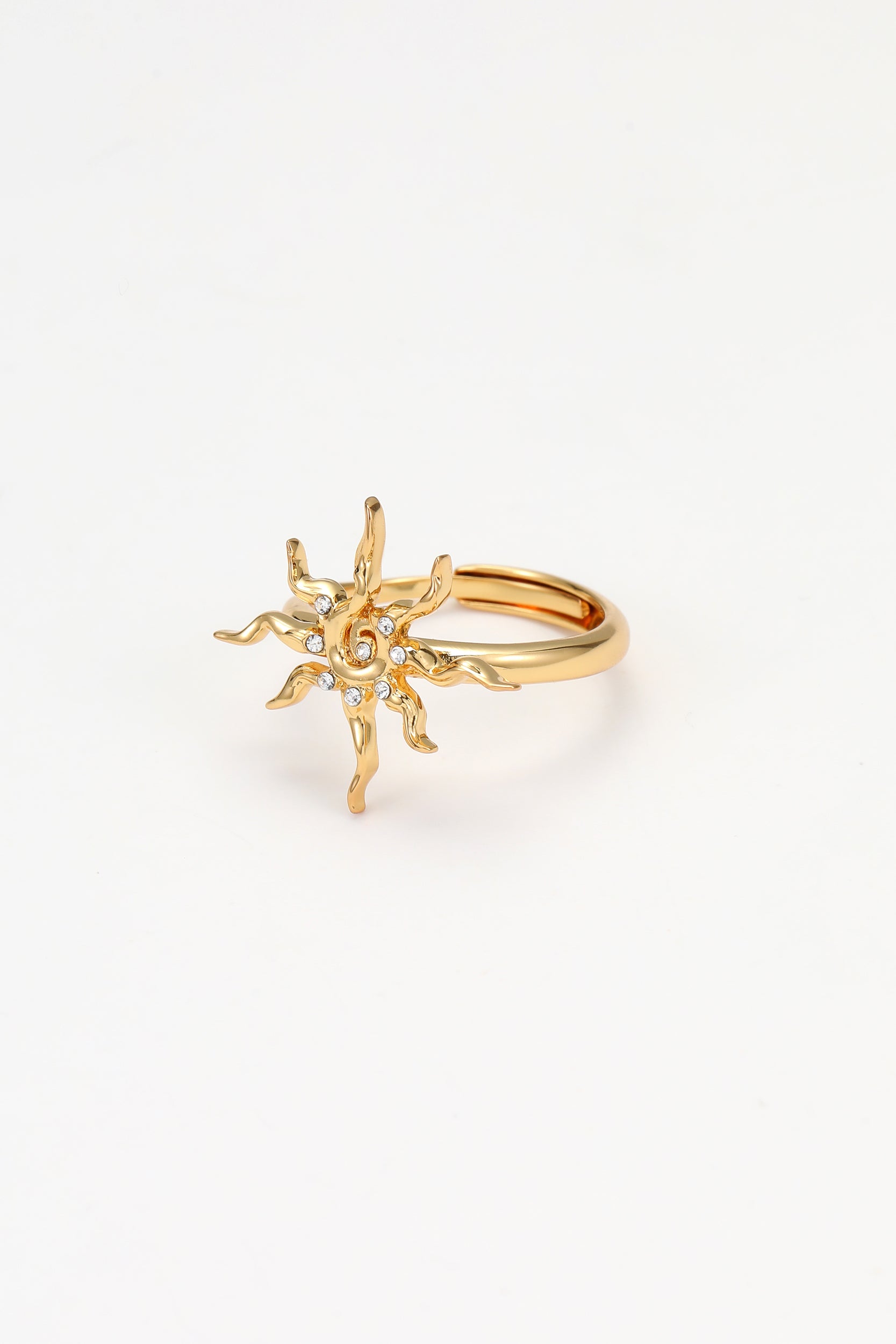 Gold soln ring – detail view