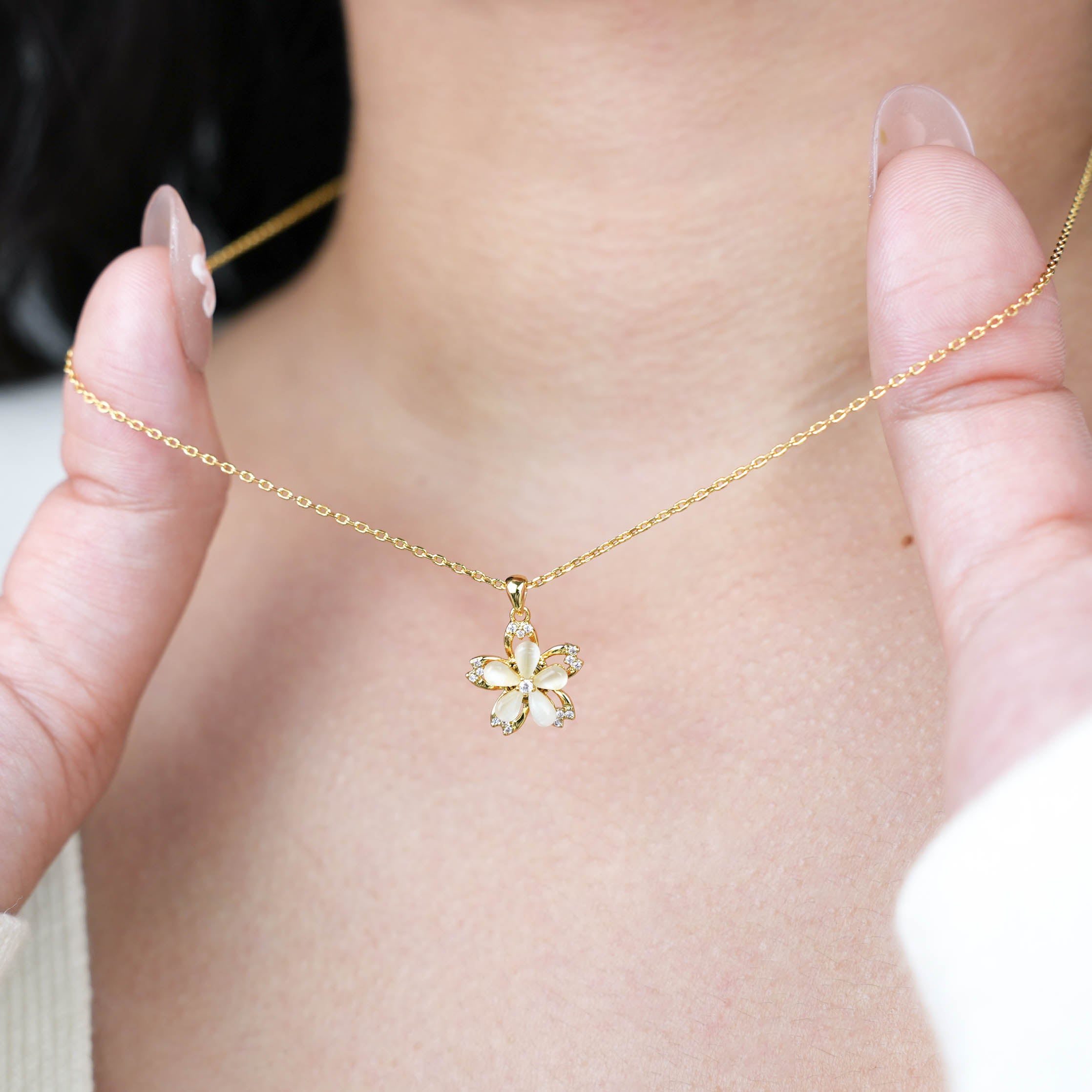 Spinning Golden Flower Necklace
