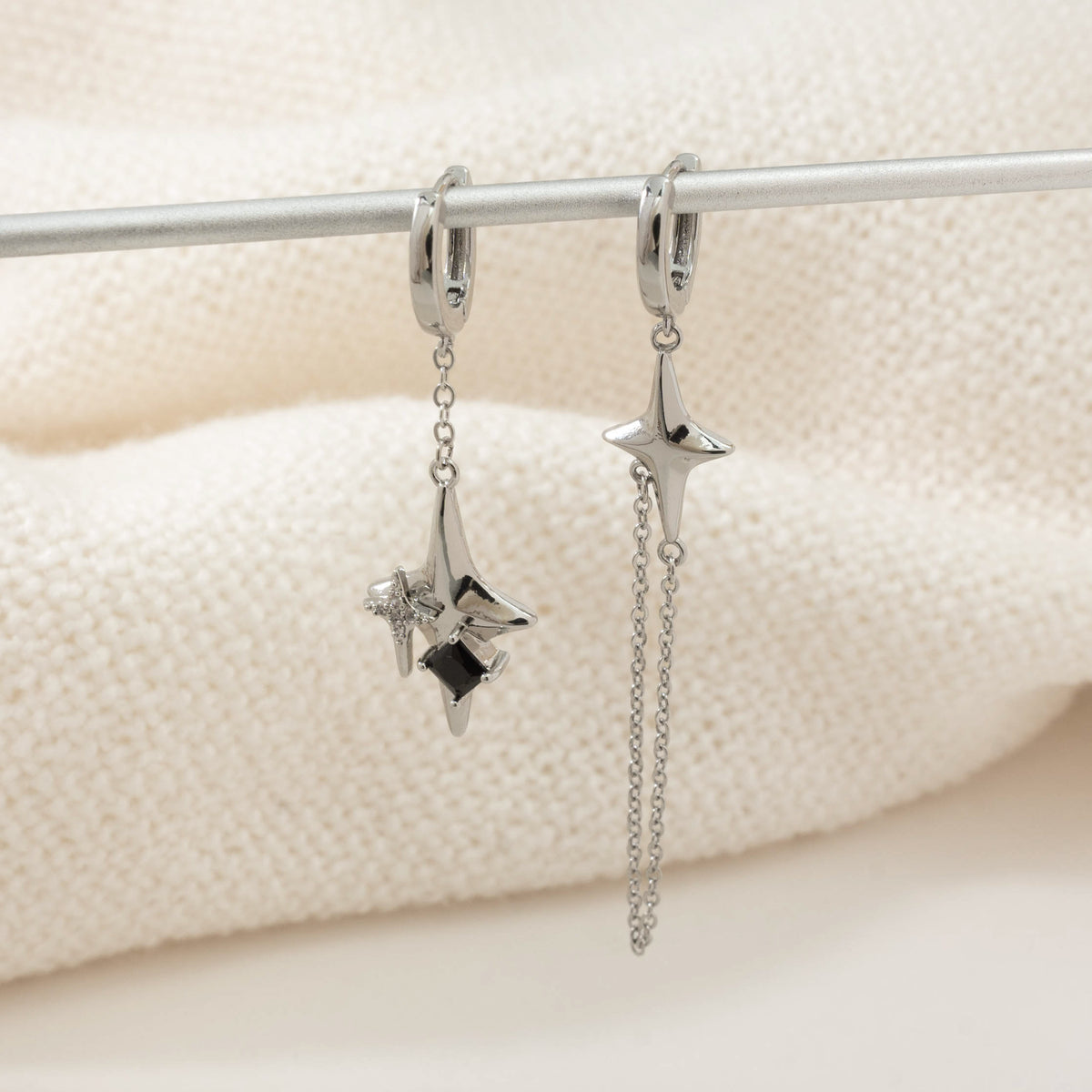 Silver asymmetric 4-point star earrings – detail view